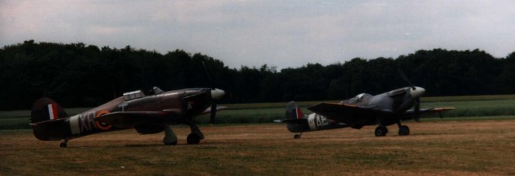 Spitfire et Hurricane prts au dcollage